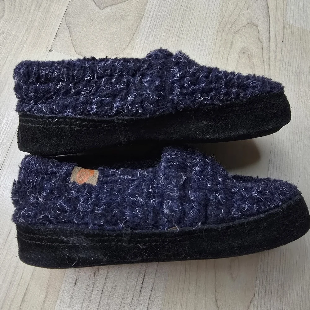 Acorn Slippers Size 8/9